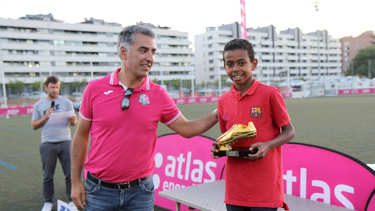 Lamine Yamal, con su trofeo en la Copa Atlas de 2017, junto al CEO de la empresa Nèstor Gutiérrez. - SEGRE