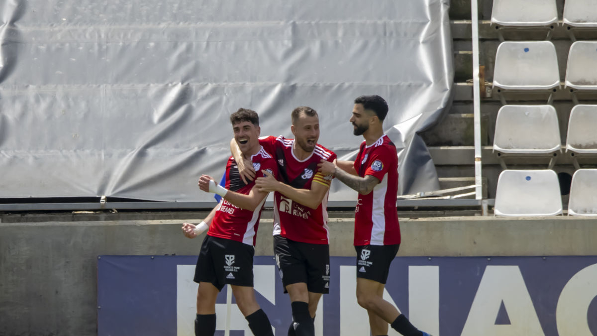 Adri Gené és felicitat per companys de l’Europa quan va anotar el gol que va derrotar el Lleida a casa. - JORDI ECHEVARRIA