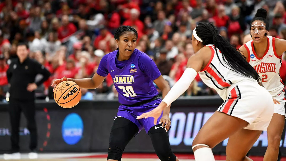 Kiki Jefferson, cuando jugaba en la James Madison University, bota el balón. - JMUSPORTS