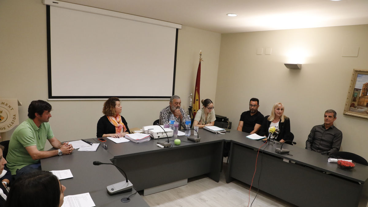 Úrsula Barrufet (segona per la dreta) i Josep Solsona (amb camisa verda) en el ple de la censura. - AMADO FORROLLA