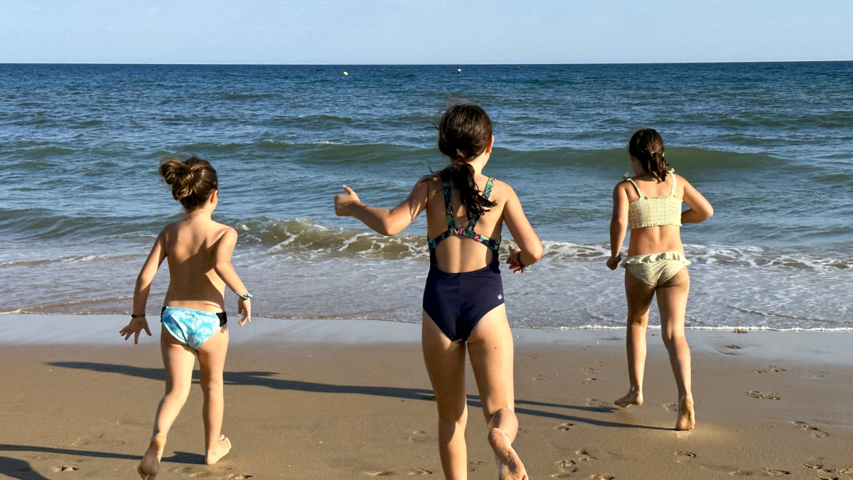 Grupo de niños en la playa.