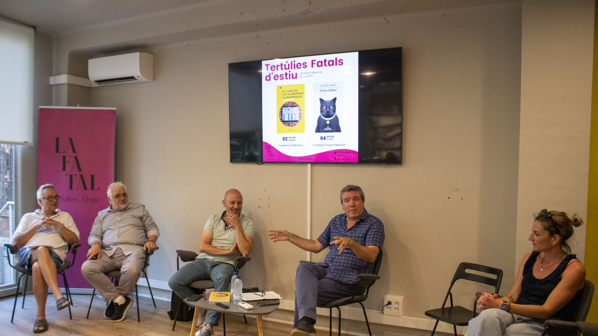 Francesc Baena y Emili Bayo (en el centro de la imagen) estrenaron ayer la tertulia de verano de La Fatal. - UNAI LALLANA