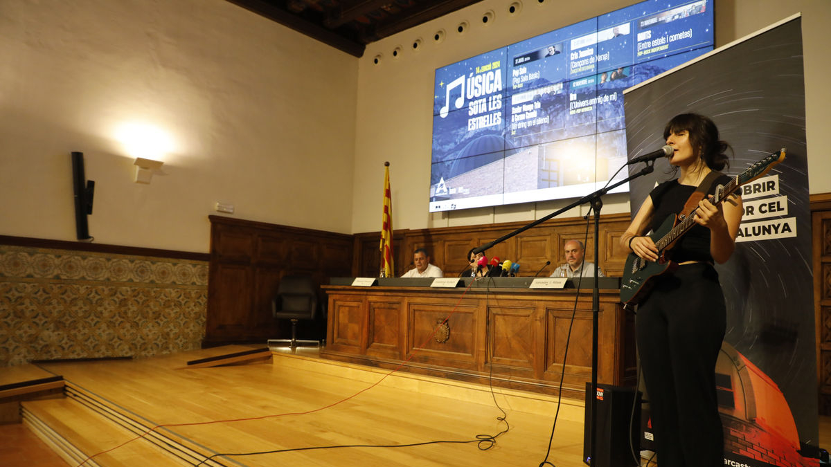 La leridana Berta Saura, del trío Bru, actuó ayer en la presentación. - AMADO FORROLLA