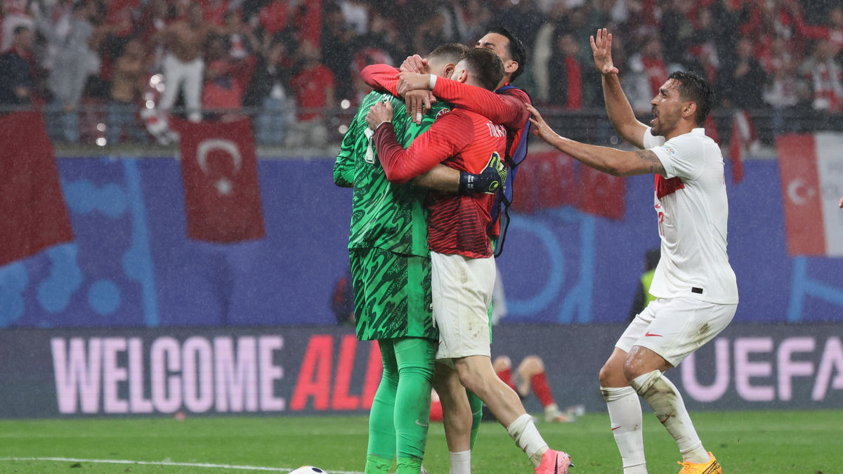 Jugadors de Turquia celebren la classificació a quarts. - EFE