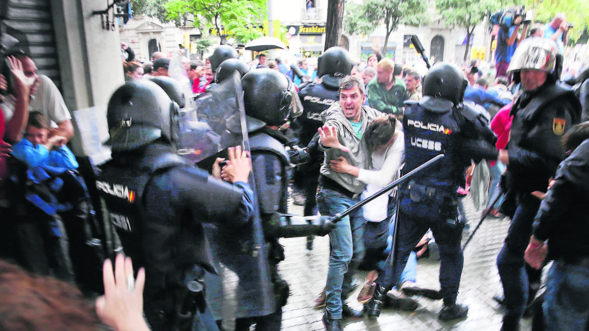 Una de las cargas policiales que se registraron durante el referéndum de 2017 en Barcelona. - ACN