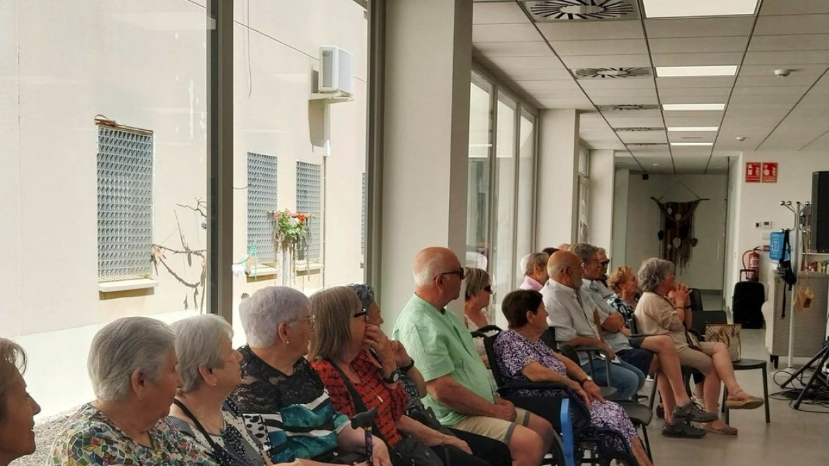Varios vecinos de Sidamon, durante el acto inaugural. - A.SIDAMON