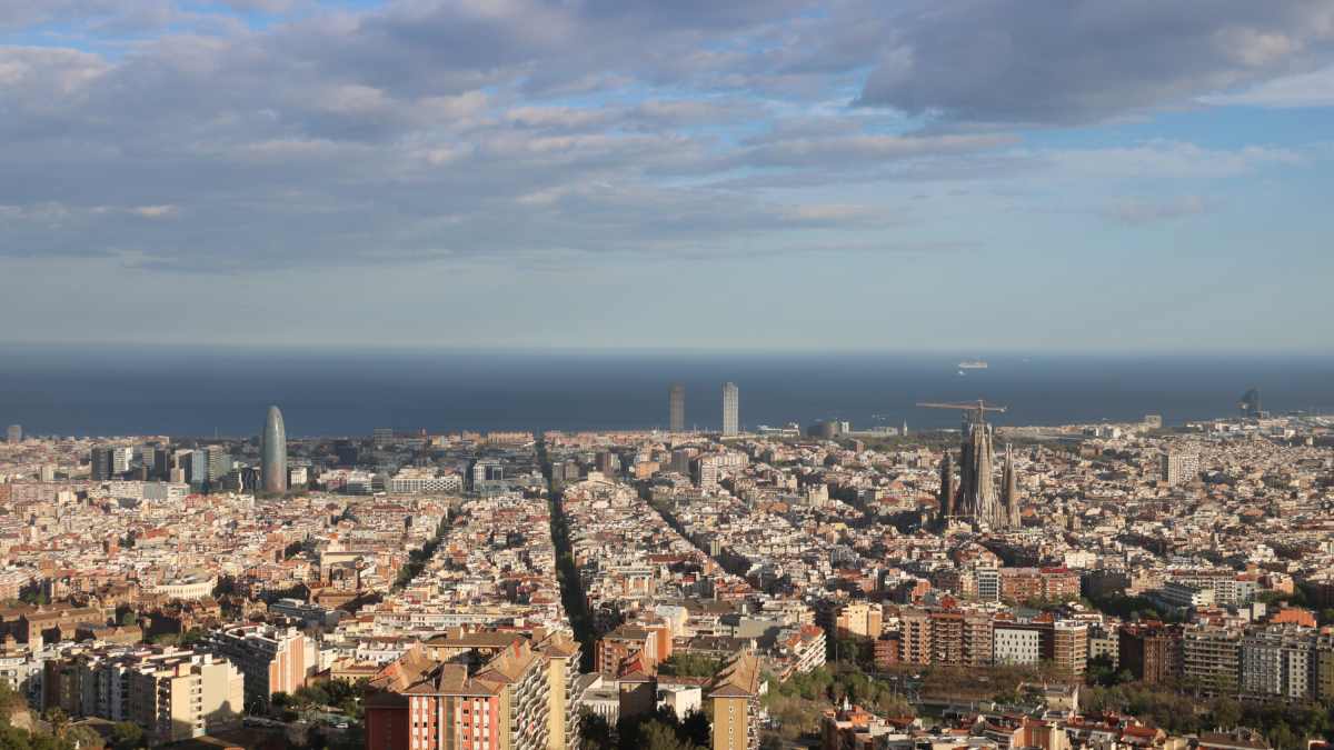 Panorámica de Barcelona, vista desde los bunkeres del Carmel a mitades de abril.