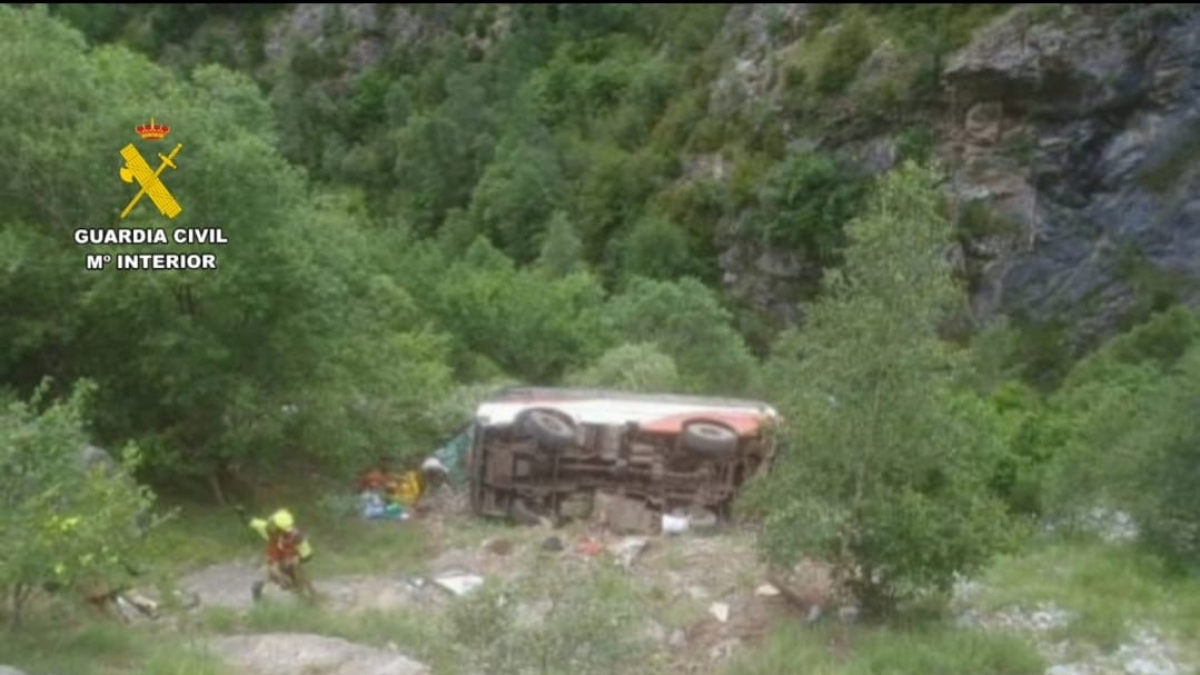 El autocar volcado en un barranco del Pirineo oscense en el que viajaban una veintena de catalanes, catorce de los cuales menores de edad