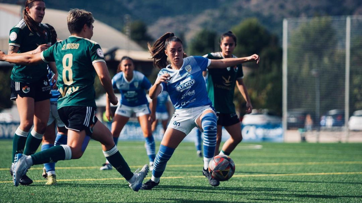 Laura Blasco, primer fichaje del AEM, en una acción de la pasada temporada con el Alhama.