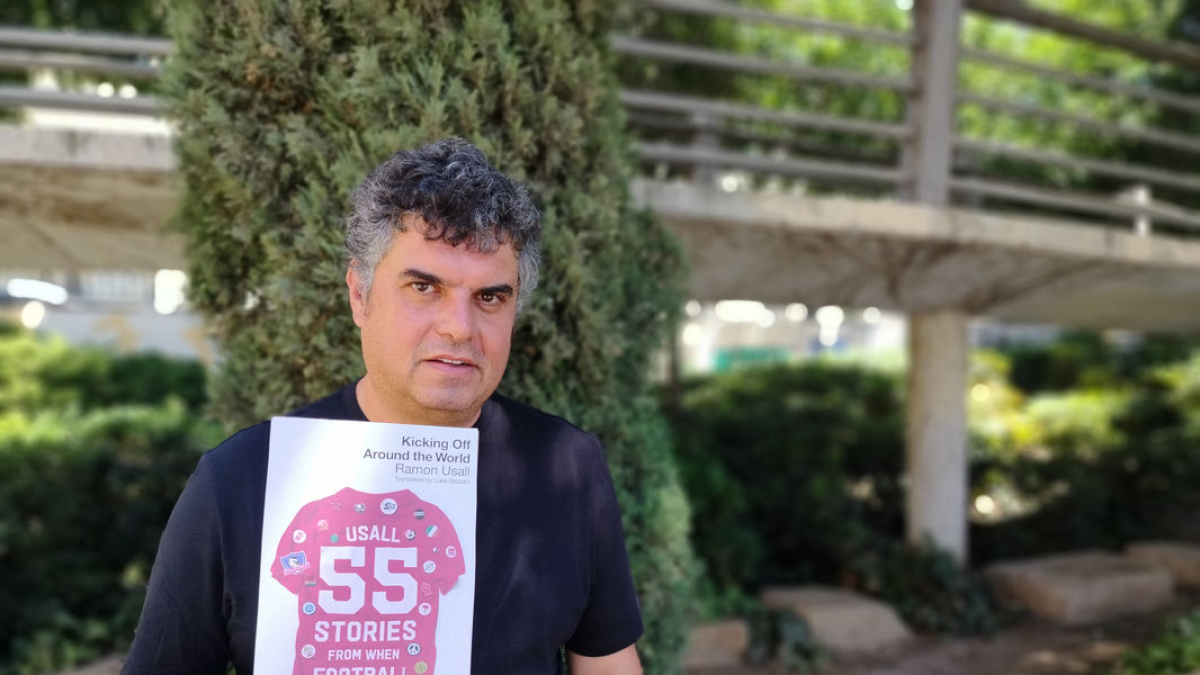 El lleidatà Ramon Usall, amb la versió anglesa de ‘Futbolítica’.