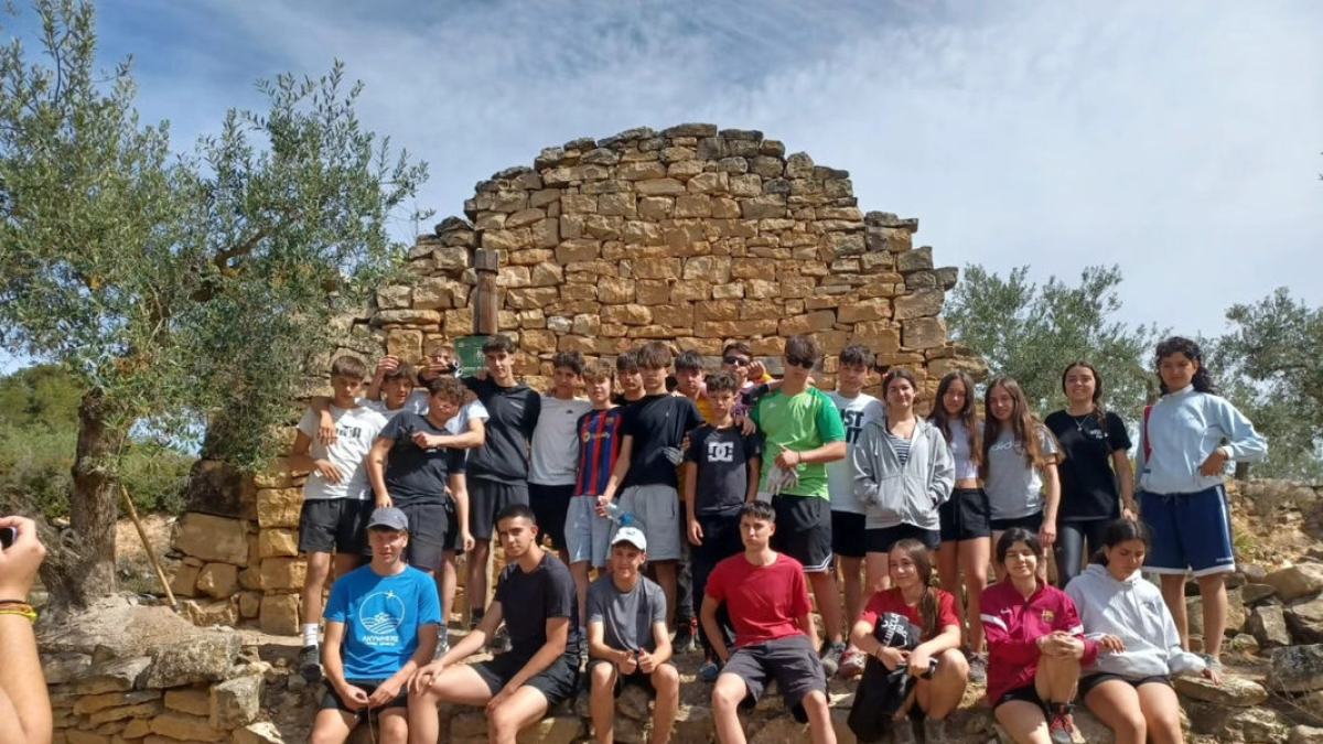 Foto de grupo de los participantes en este campo de trabajo para preservar patrimonio histórico. - A. VINAIXA