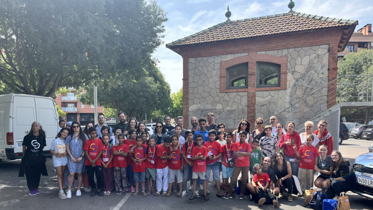 Els petits sahrauís i les seues famílies d’acollida del Segrià, ahir després del retrobament a l’aparcament de Barris Nord a Lleida, hores després d’aterrar al Prat. - M.C.E.