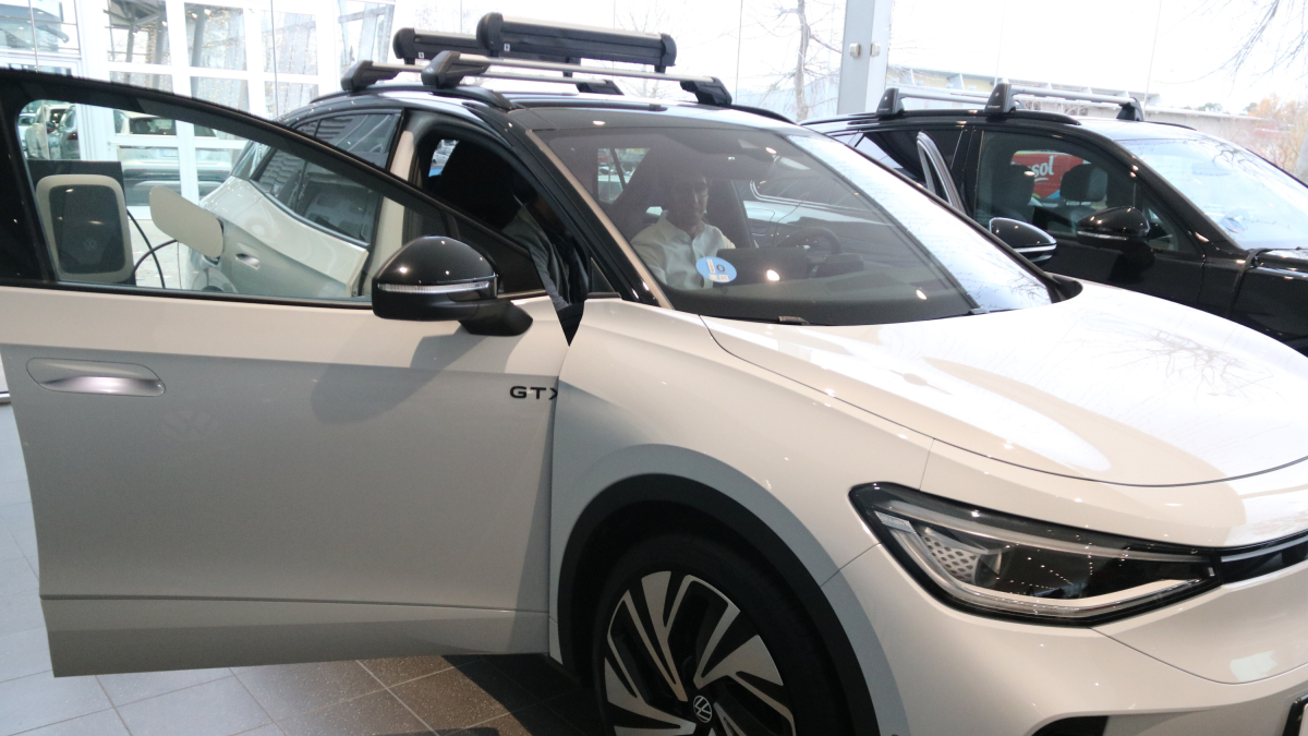 Un cotxe elèctric d’un concessionari.