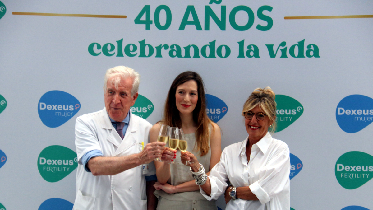 La Victoria Anna Perea, primera persona nascuda per fecundació in vitro a Espanya, brinda pel seu 40 aniversari amb la biòloga Anna Veiga i el doctor Pedro N. Barri.