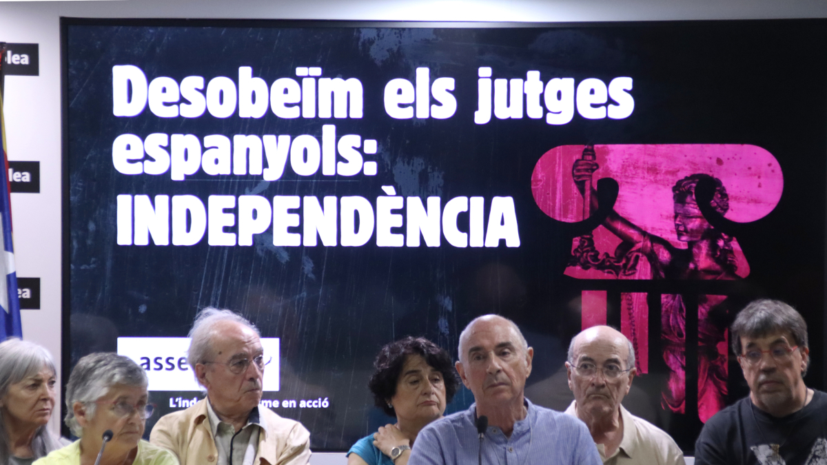 Roda de premsa de l'ANC per presentar la manifestació contra la no aplicació de l'amnistia, amb el cartell darrere els membres del Secretariat Nacional.