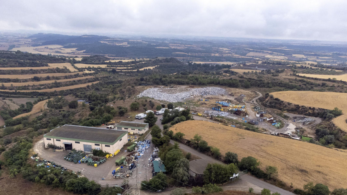Està prevista l’ampliació de l’abocador per la zona on actualment es troben les basses de lixiviats a l’esquerra de la imatge. - X.S.