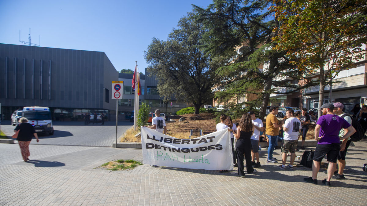 Imatge de la concentració ahir al matí davant de la comissaria de la Urbana. - GERARD HOYAS