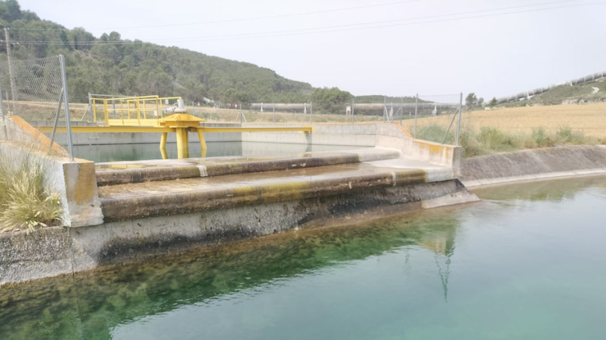 El punt de connexió de la canonada que compartiran els dos regadius.