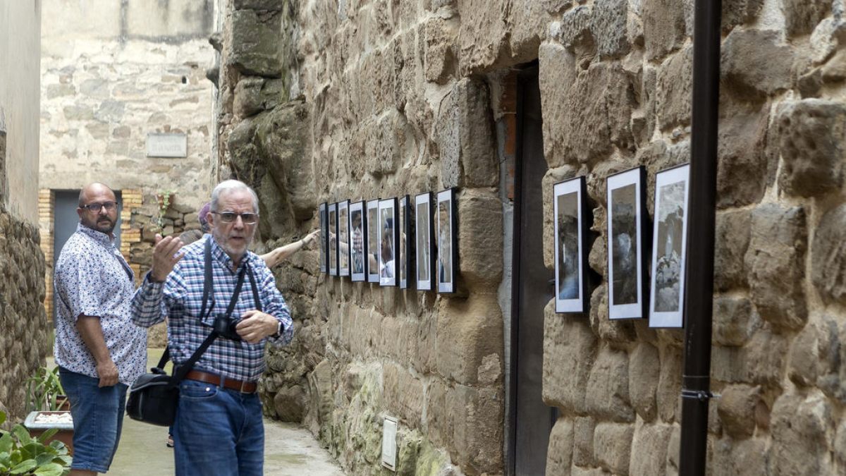 Una de les exposicions en ple carrer de la segona edició de la fira FotArtC de Cabanabona. - XAVIER SANTESMASSES