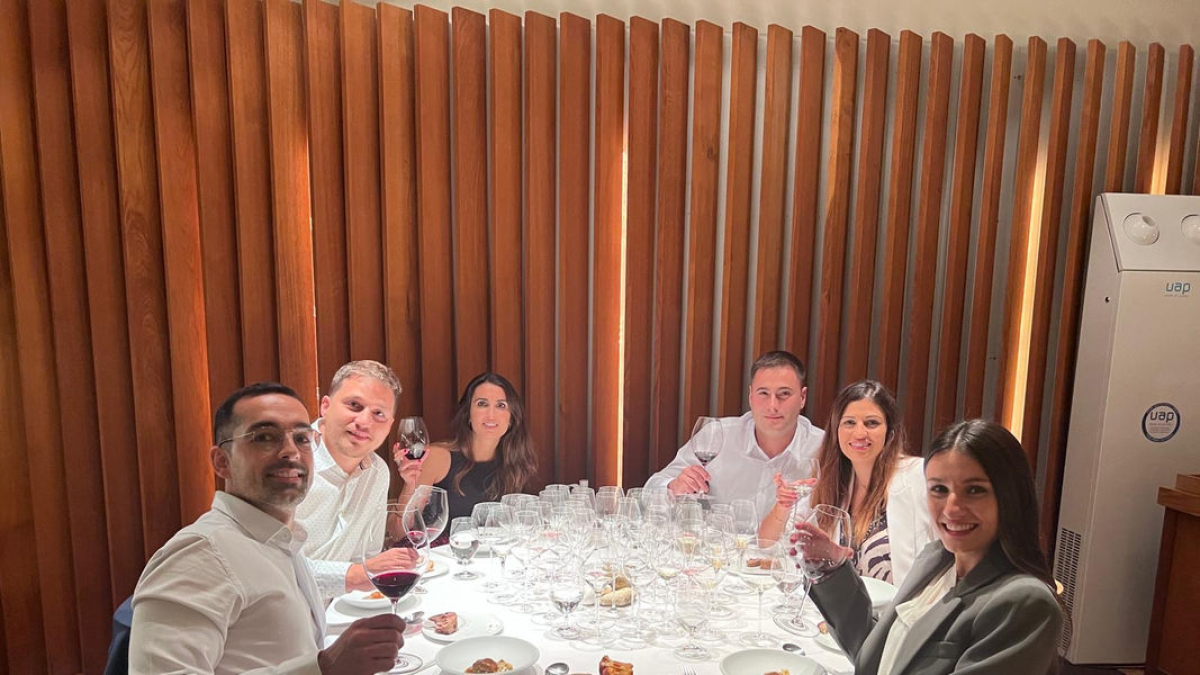 Grup d'amics del compte @dedito.tieso a un restaurant. - @dedito.tieso