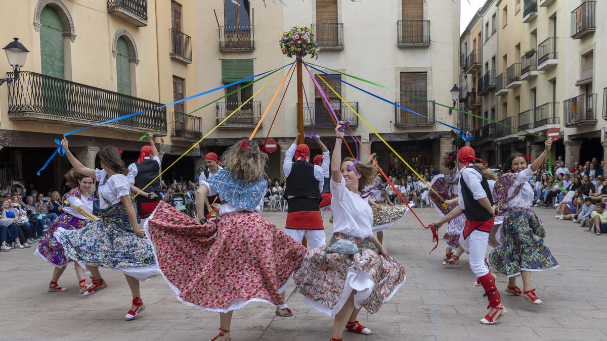El Ball de Gitanes consisteix a trenar i destrenar les cintes enganxades al pal central. - XAVIER SANTESMASSES