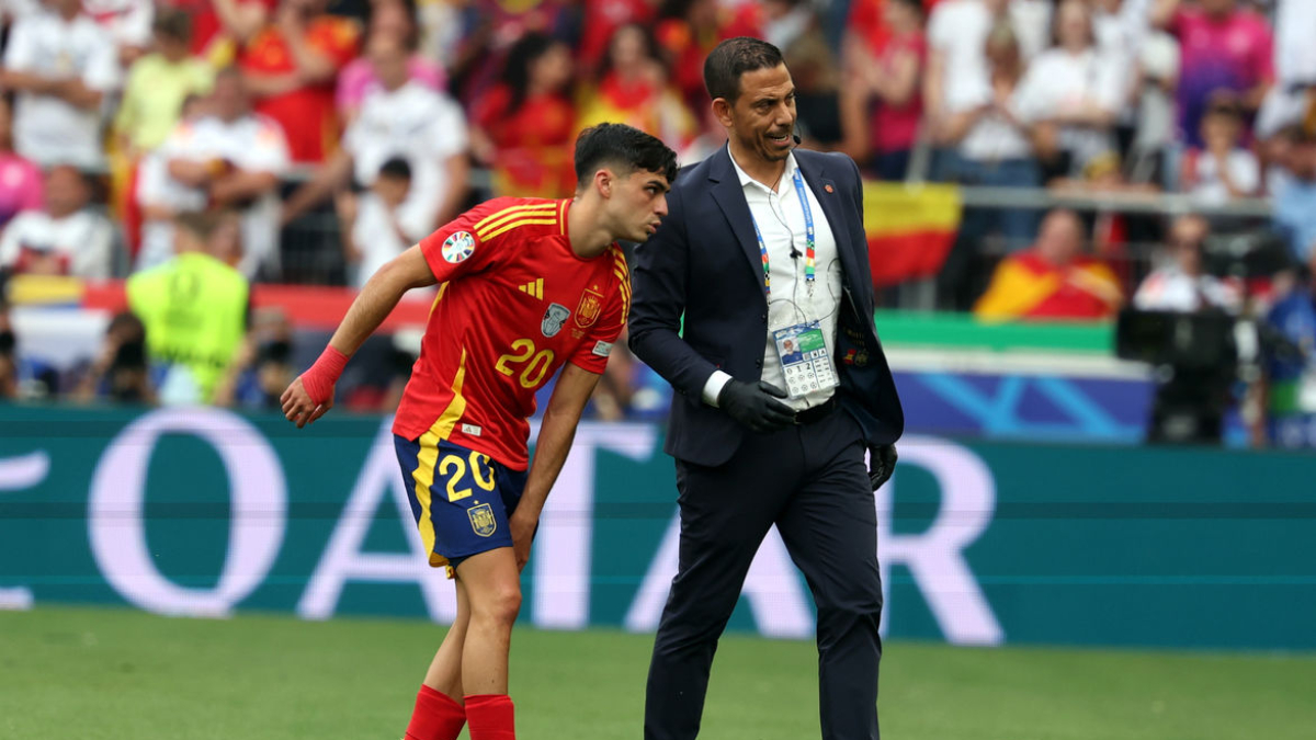 Pedri es retira del terreny de joc després de rebre l’entrada de Toni Kroos. - EFE/EPA/FRIEDEMANN VOGEL
