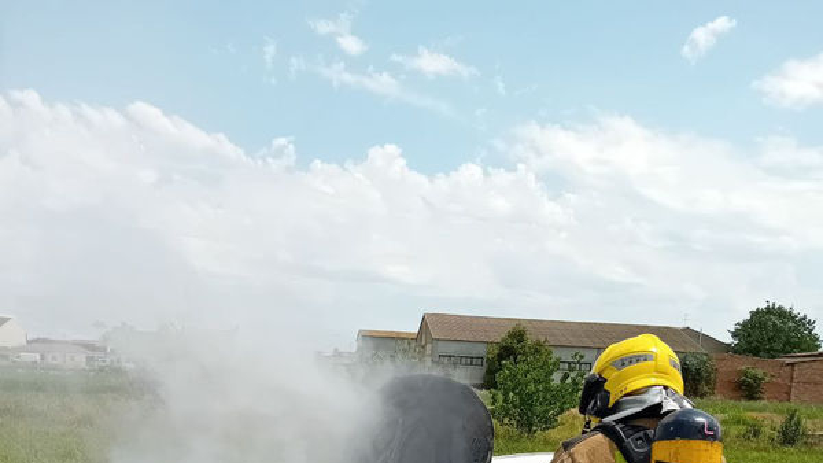 Imatge del cotxe incendiat a Ivars d’Urgell.