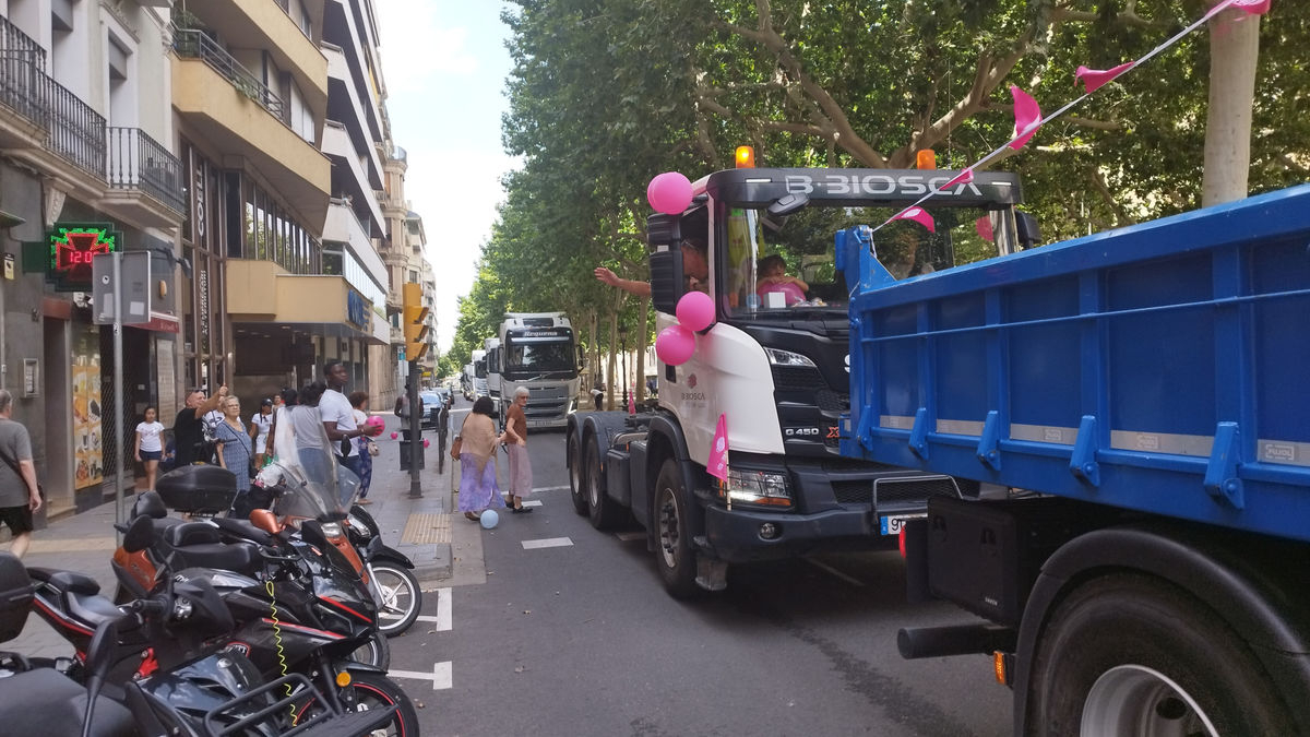 Desfilada de camions pel centre per celebrar Sant Cristòfol - R.R.