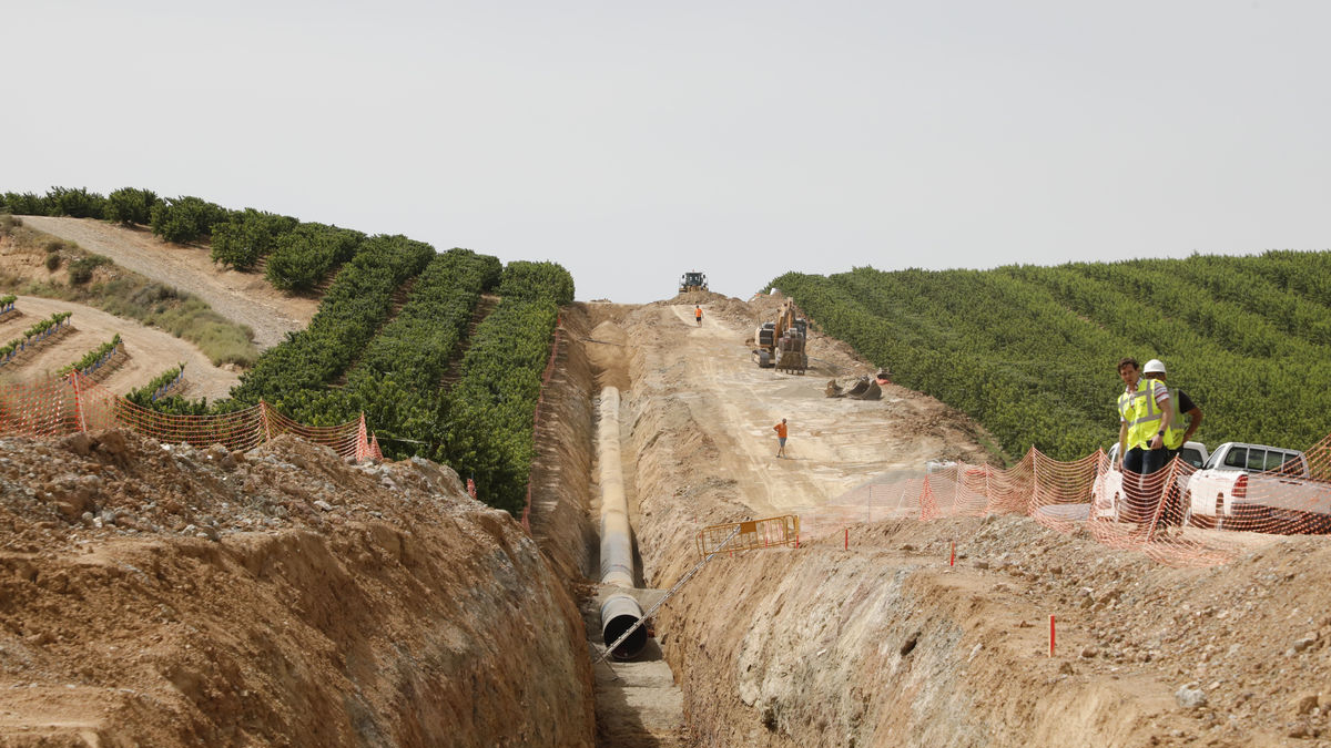 Obres actuals d’instal·lació d’una canonada d’acer de 1.200 mil·límetres de diàmetre al sector 13, a Aitona. - LAIA PEDRÓS