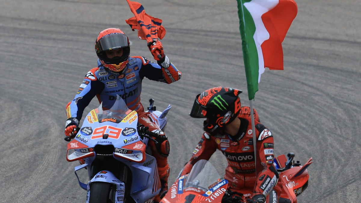 Pecco Bagnaia (Ducati Lenovo) (d) i Marc Márquez (Gresini) (e), durant el Gran Premi d’Alemanya de MotoGP.