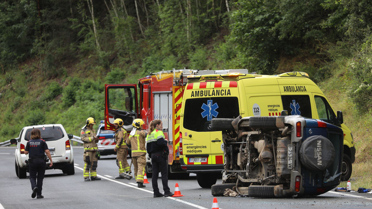 El totterreny que va bolcar ahir al matí a la C-13 al municipi de Rialp. - EDGAR ALDANA