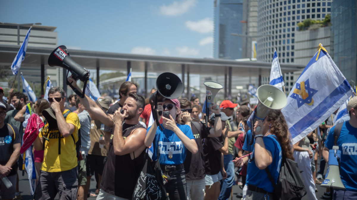 Manifestants israelians criden consignes a Tel-Aviv en una concentració pels nou mesos de guerra. - ILIA YEFIMOVICH / DPA