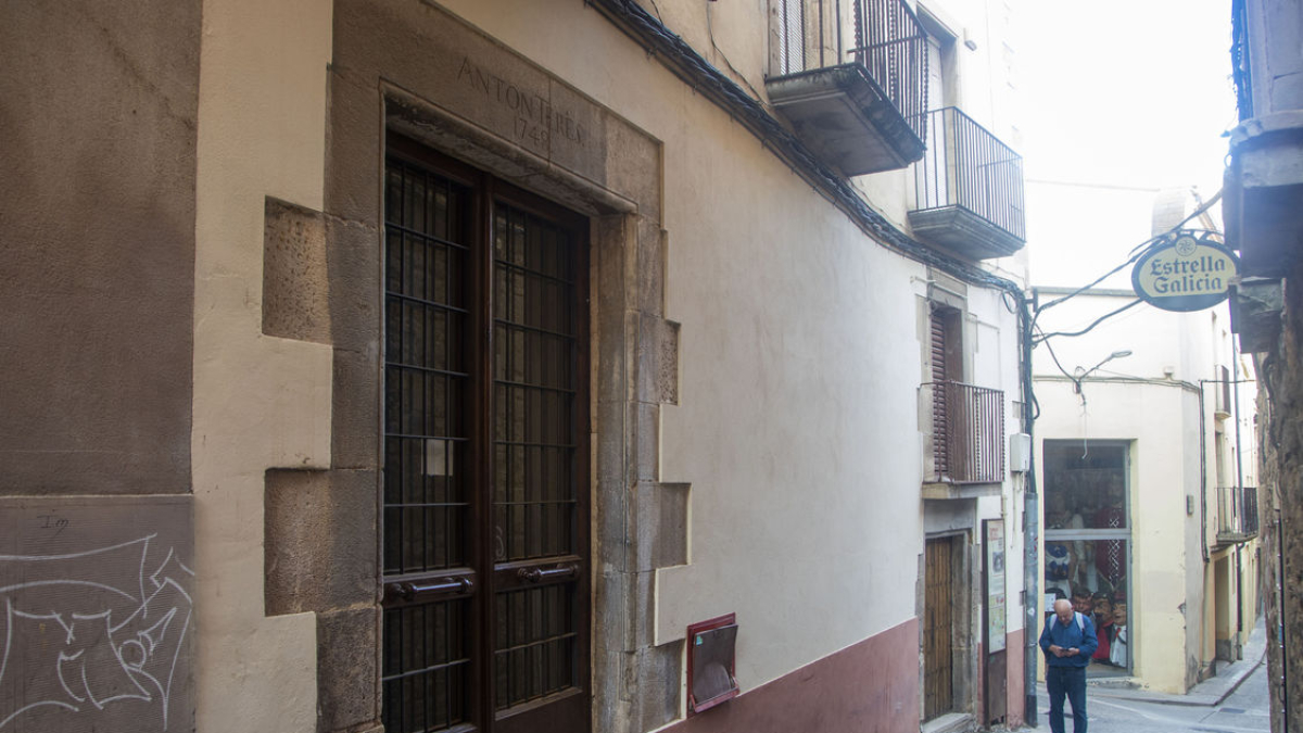 Vista de la façana des del carrer de les Piques. - LAIA PEDRÓS