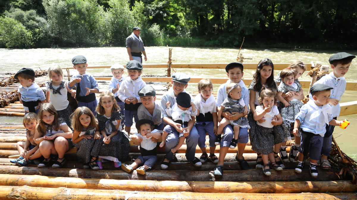 Els més petits també van voler participar en la diada vestits per a l’ocasió com a autèntics raiers. - EDGAR ALDANA