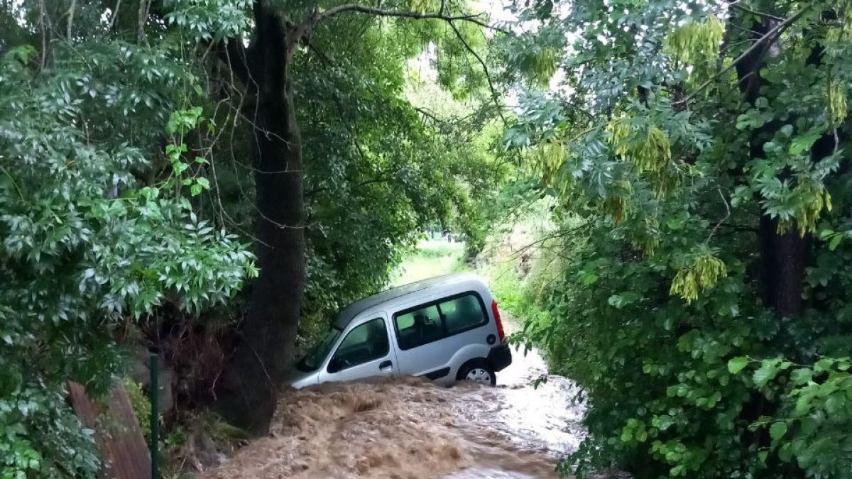 Un vehicle va ser arrossegat per l’aigua a l’N-260 a l’Alt Urgell.