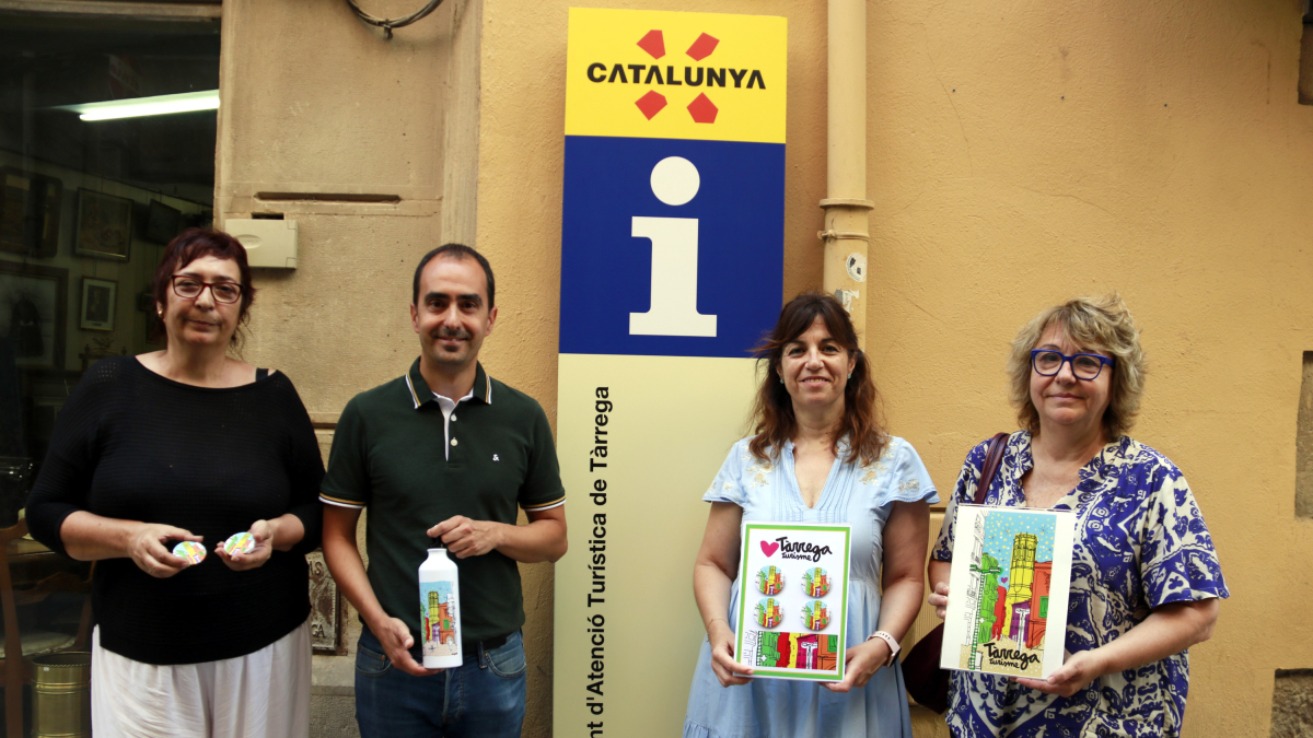 Gràcia Auró, consellera comarcal de Turisme; José Luis Marín, president del Consell Comarcal de l'Urgell; Alba Pijuan, alcaldessa de Tàrrega, i Núria Robert, regidora de Turisme de Tàrrega, a la presentació del nou punt d'atenció turística de Tàrrega