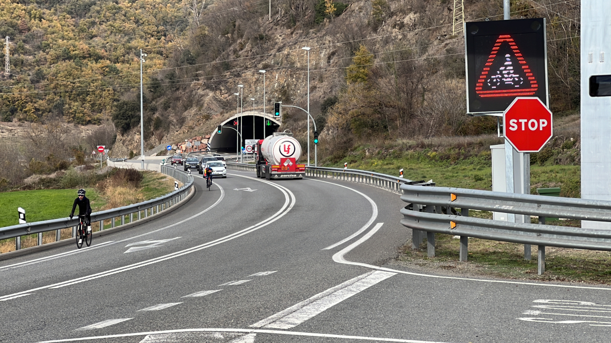 Un ciclista circulant per l'N-145, en el punt on s'ha instal·lat un cartell que adverteix als conductors de la seva presència en direcció a Andorra.