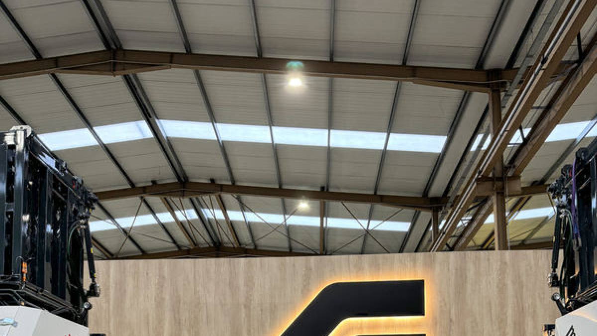 Manuel, Ferran i Blanca Cusiné amb Josep Ramon Pons, a les oficines d’Arcusin a Vila-sana. - ARCUSIN