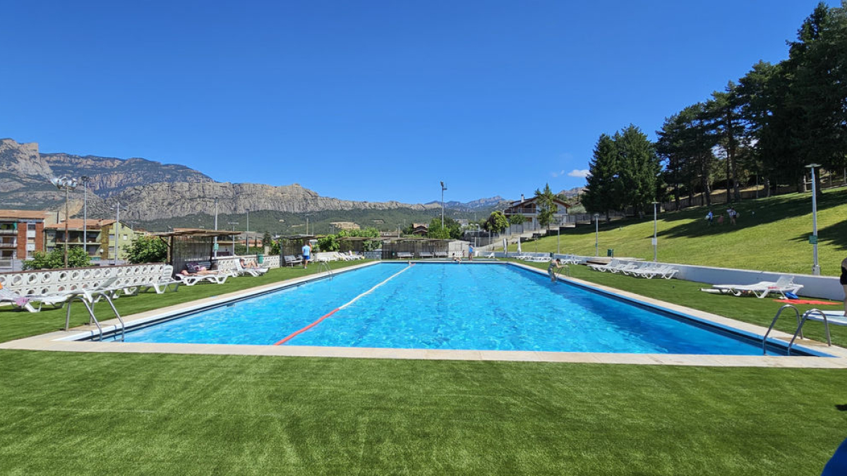 La piscina compta amb gespa artificial. - C. SANS