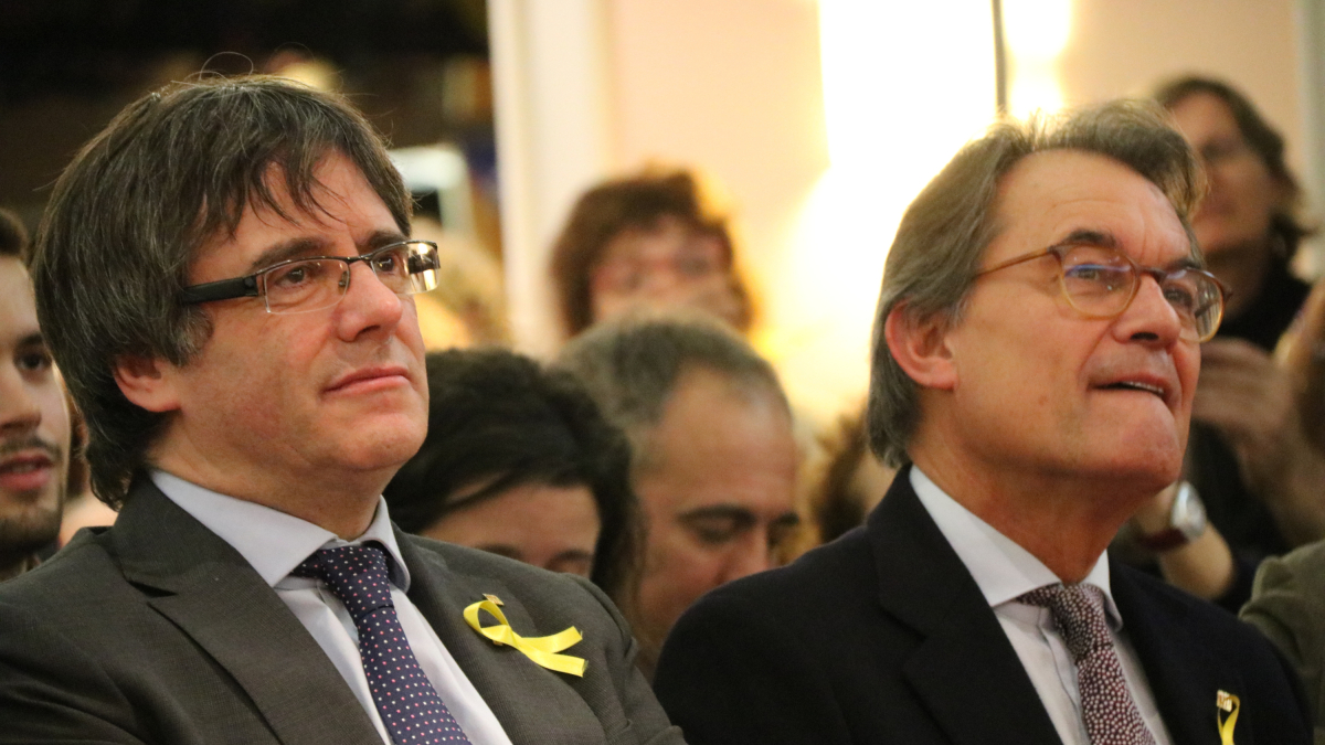 El presidente Carles Puigdemont y el expresidente Artur Mas en el acto de Junts per Catalunya en Bruselas el 6 de diciembre del 2017.