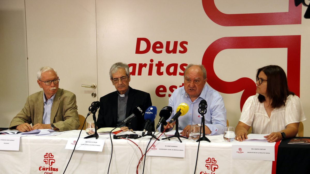 Roda de premsa de Càritas a la Seu d'Urgell per presentar la memòria 2023 de les Càritas Diocesanes amb seu a Catalunya.