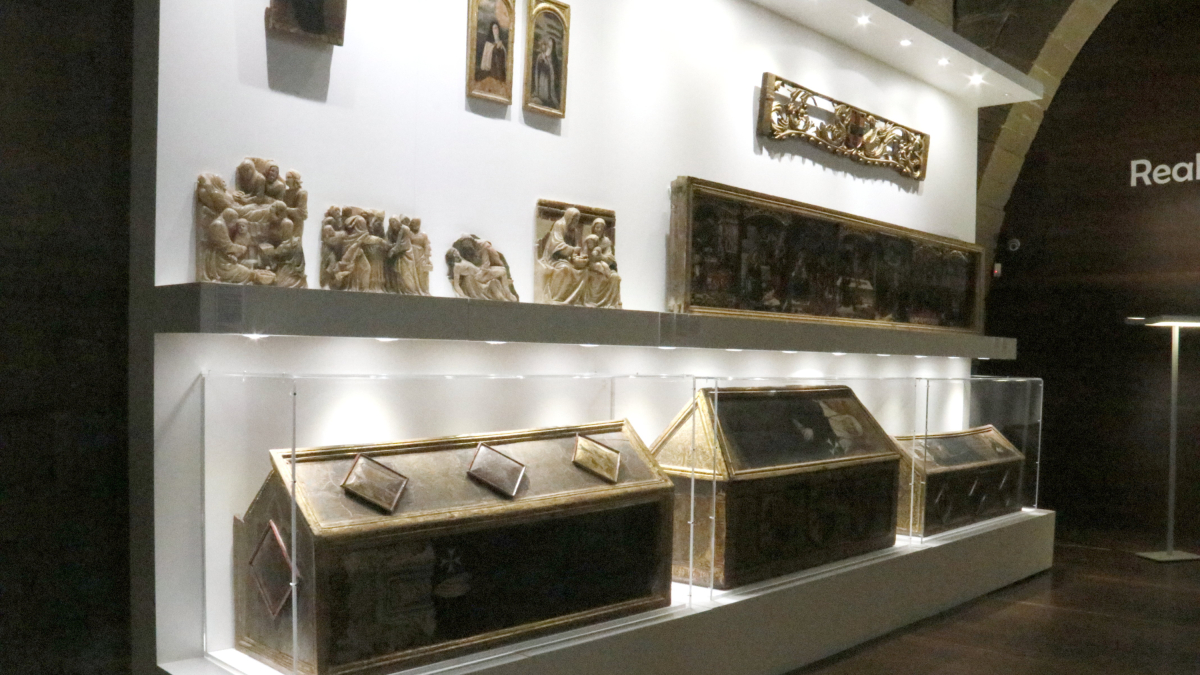 Els sarcòfegs de les monges de Sixena provinents del Museu de Lleida protegits amb vitrines als dormitoris del Monestir de Sixena, al febrer de 2022. Laura Cortés