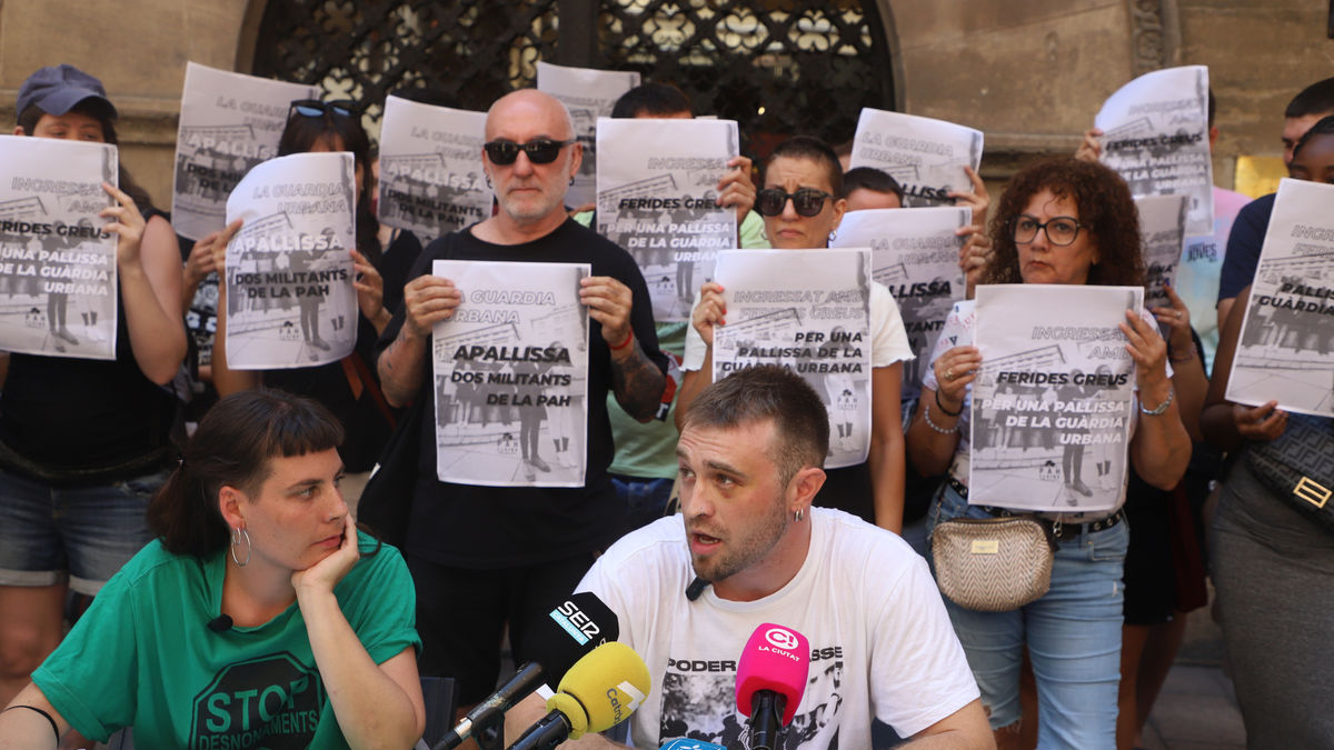 Un dels membres detinguts ahir encara tenia blaus en un ull. - MAGDALENA ALTISENT