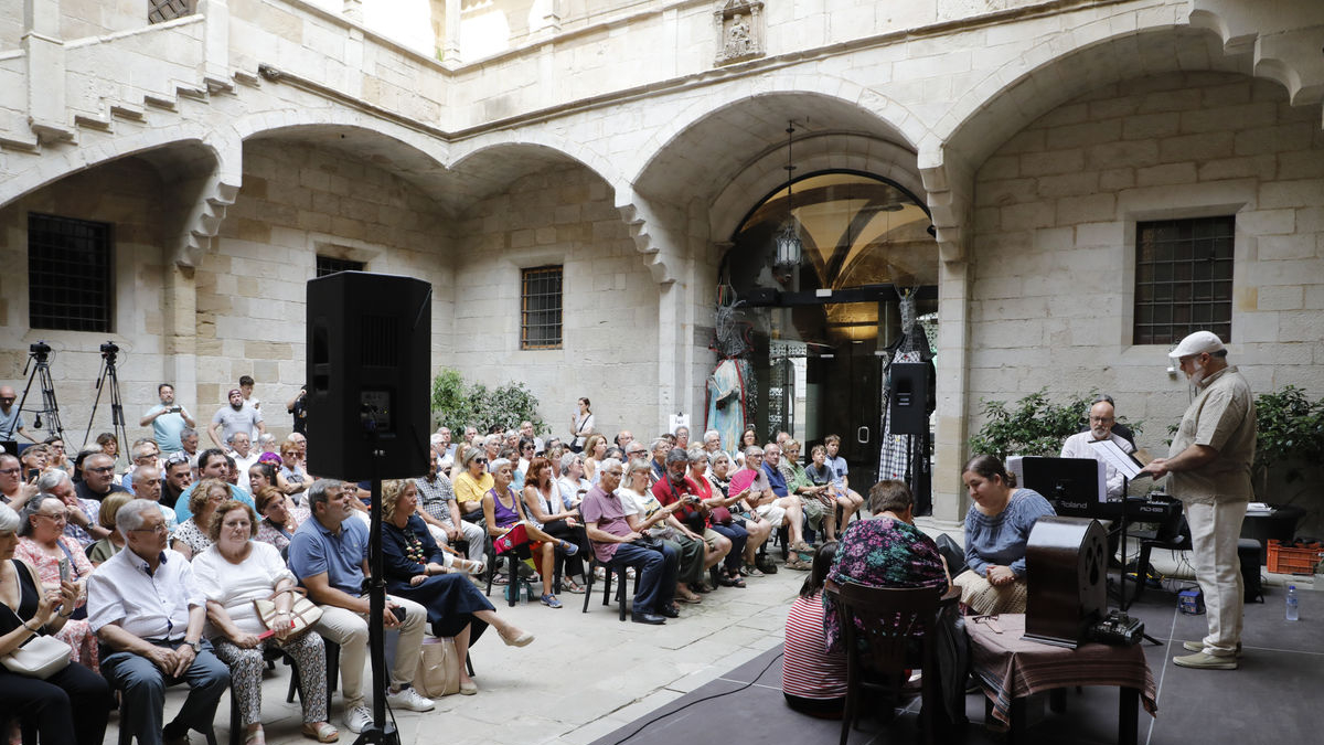 Tres integrants de la companyia de teatre La Màxima van representar les recitacions de Jaume Belló. - AMADO FORROLLA