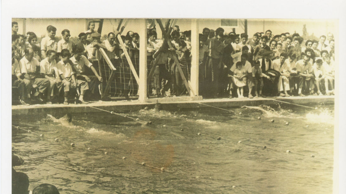 Inauguració de la piscina el 1957 amb l’equip de natació de Reus. - ARXIU MUNICIPAL V.B
