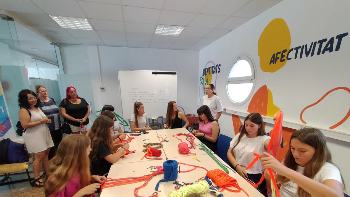Grup de joves confeccionant els joguets per a gossos ahir a l’Oficina Jove de Mollerussa. - E. FARNELL