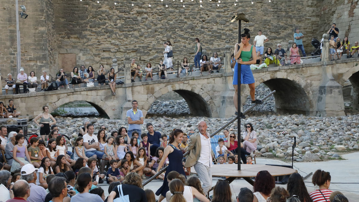 La fossa de la Seu Vella acull l'espectacle circense 'Flou Papagayo' - AMADO FORROLLA