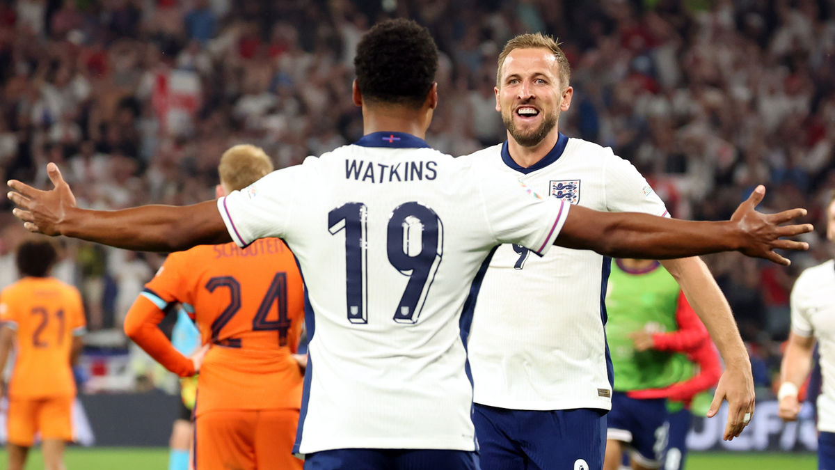 Watkins y Harry Kane, autores de los dos goles de Inglaterra, se saludan al final del partido. - JOAN MONFORT/EFE