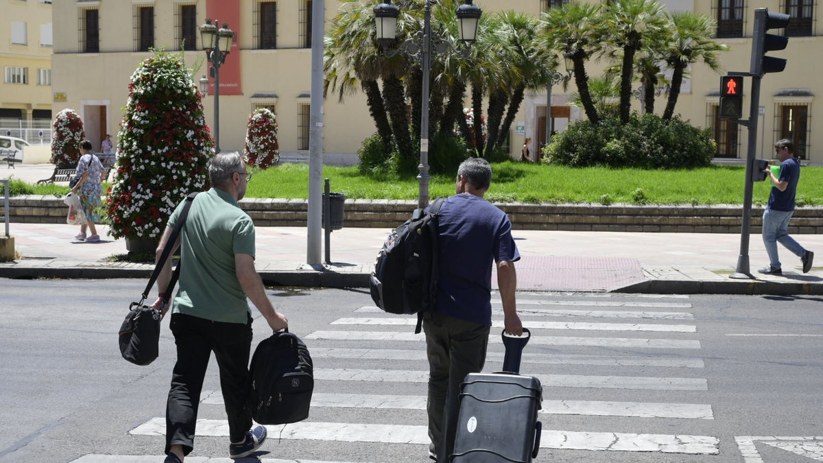 Los agentes saliendo de la Diputación con el material incautado. - EUROPA PRESS