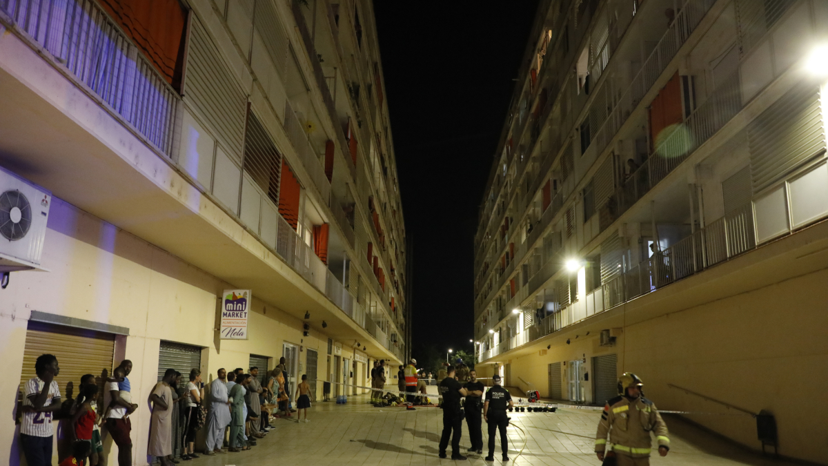 Veïns de l’immoble, esperant al carrer mentre els Bombers sufocaven l’incendi.